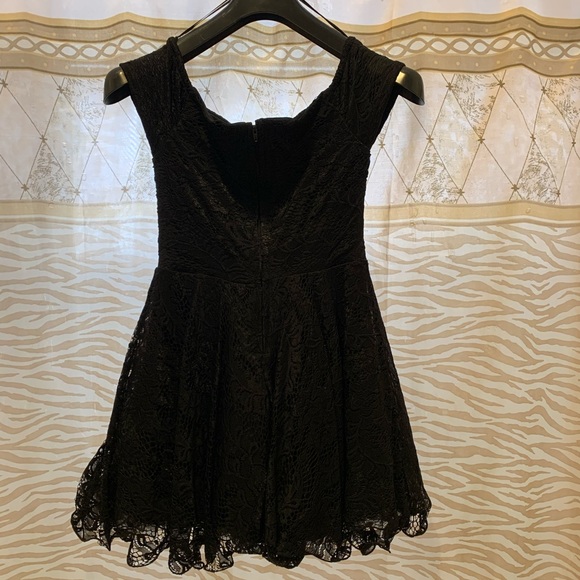 Black lace flare dress - Picture 2 of 6